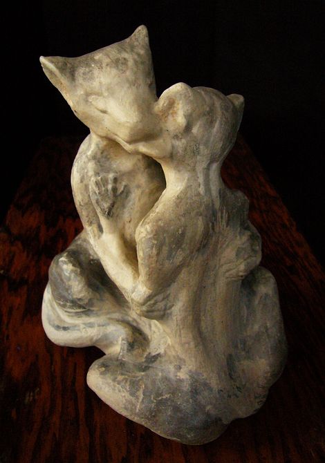 Two cat people, seated, kissing. Sculpture by Wayan. Click to enlarge.