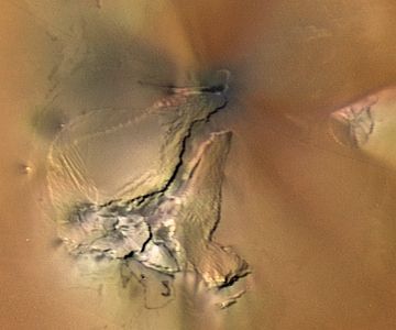 Danube Planum, the cracked plateau around the vent of Pele on Io