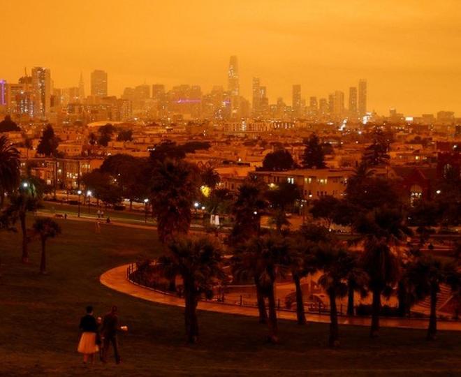 Newsphoto of wildfire smoke in Dolores Park, San Francisco, Sept. 2020.