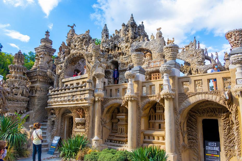 Palais Ideal (west side), a dream palace by Ferdinand Cheval. Click to enlarge.