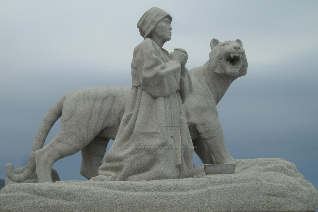 Sculpture of Grandmother Ppong, Jindo Island, South Korea; photo by Strawberry Gumiho.